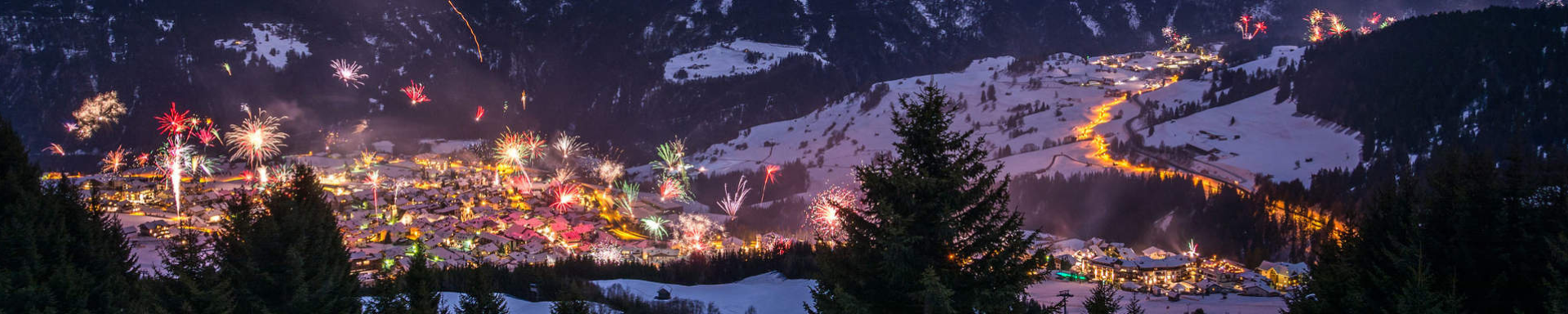 Une station de ski illuminée pendant le Nouvel An