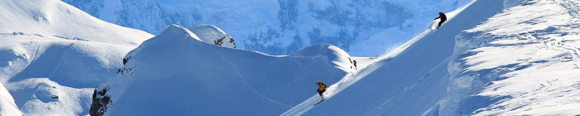 Deux skieurs dévalant les pistes enneigées