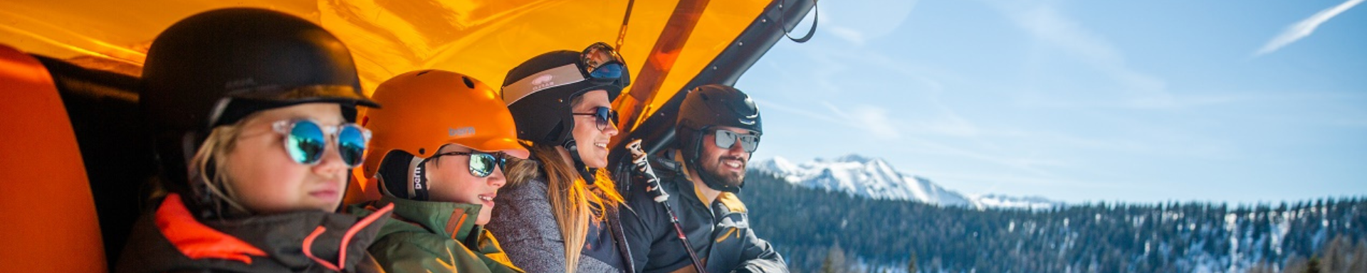 Une famille sur les remontées mécaniques au ski