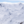 Des parents et leur enfant au ski, admirant la vue sur les montagnes enneigées