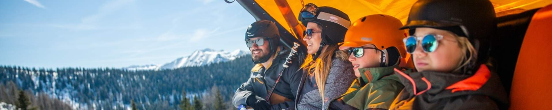 Une famille sur un télésiège au ski