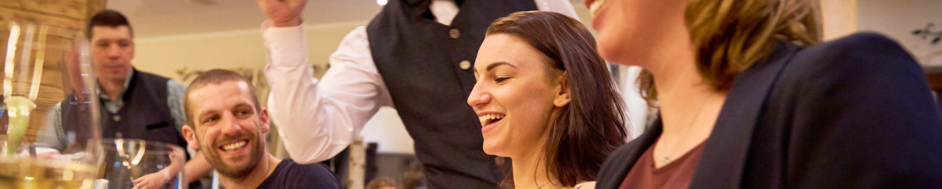 Des personnes dînant au restaurant au ski