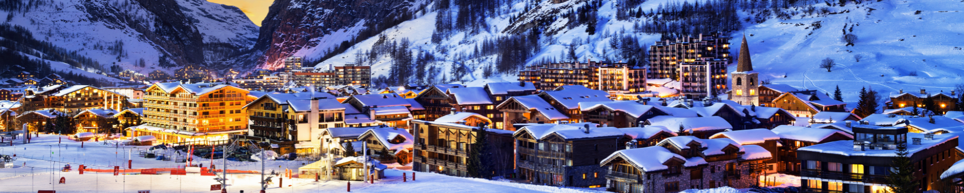 Des résidences au ski sous la neige le soir