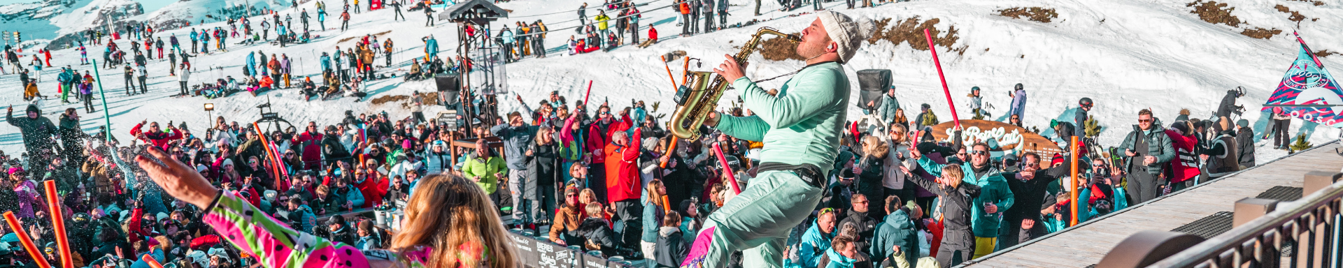 2 musiciens sur une scène sur les pistes de ski