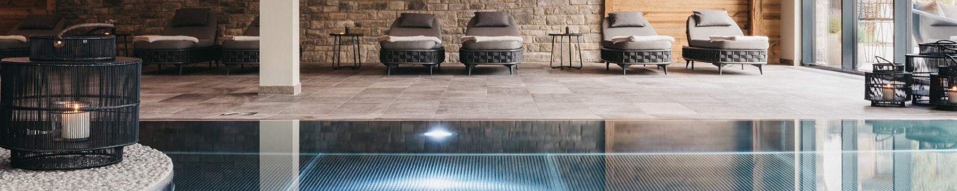 La piscine d'un espace bien-être dans un hôtel  de luxe au ski