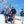 Une famille au ski se promenant au coeur d'une station de ski