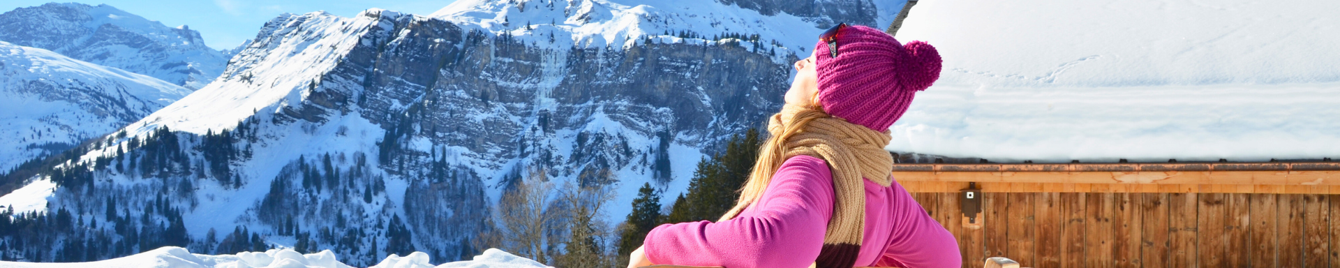 Une femme profitant de la vue sur les montagnes lors de son séjour en Villages Club du Soleil