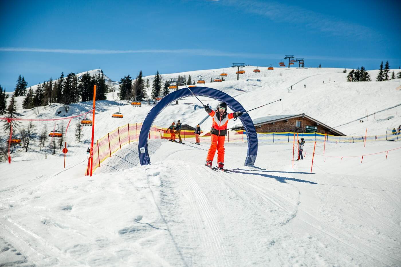 Un enfant sur les pistes lors de son séjour au ski en famille