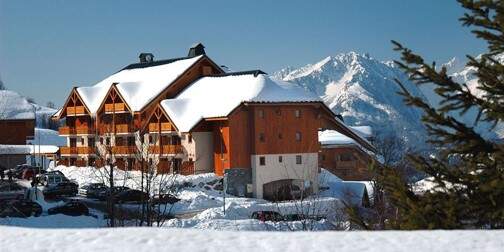 Vue sur des chalets au ski dans la station de St François Longchamp