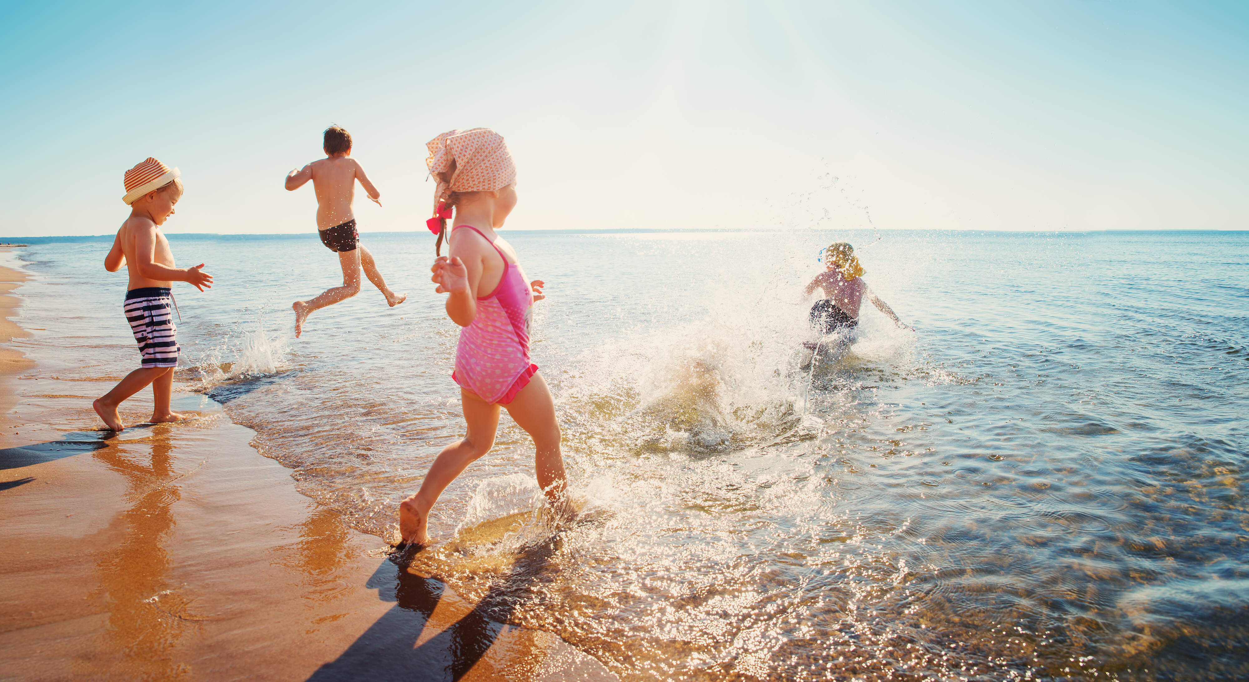 Enfants qui courent sur la plage
