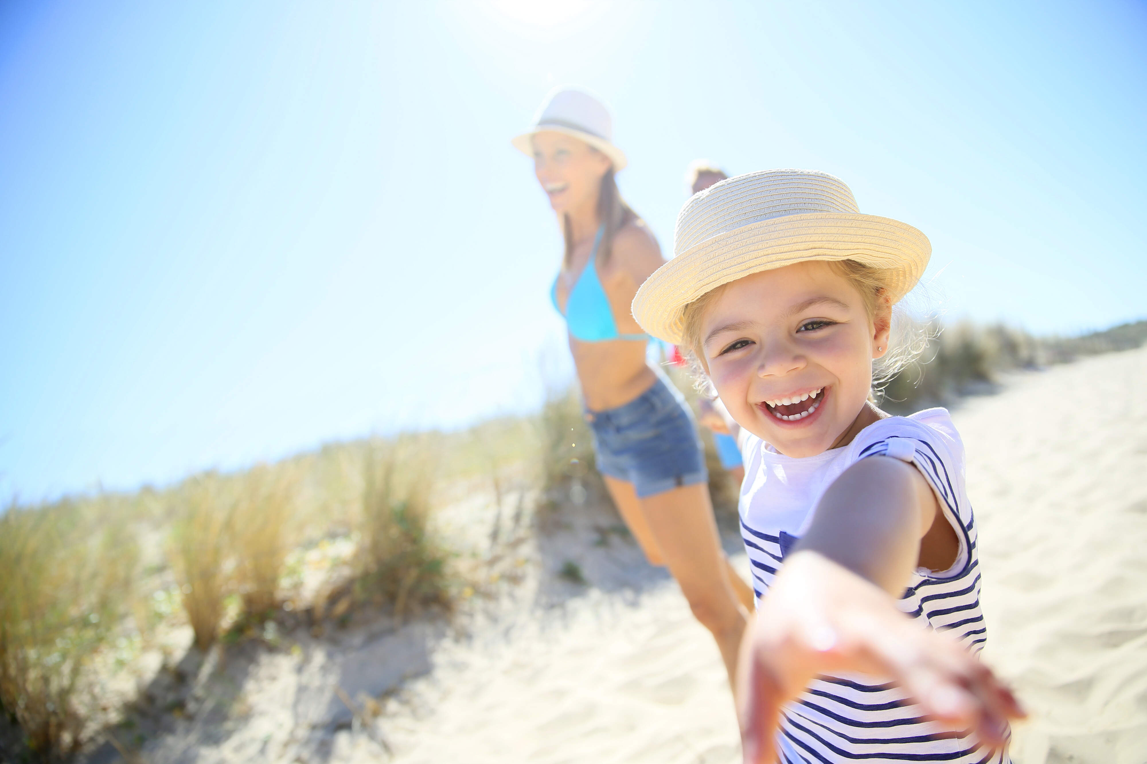 Une mère et son enfant à la plage, souriant