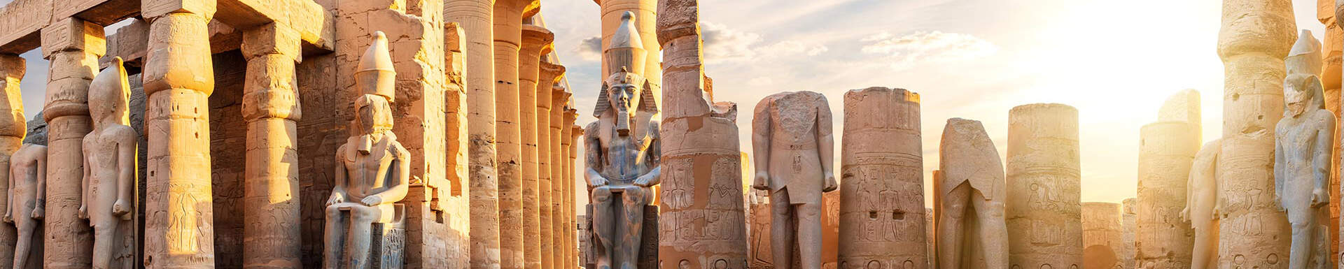 Vue panoramique du temple de Louxor et de ses statues, en Egypte