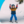Un enfant sur les pistes de ski qui lève les bras en l'air
