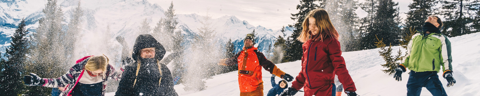 Une famille jouant dans la neige