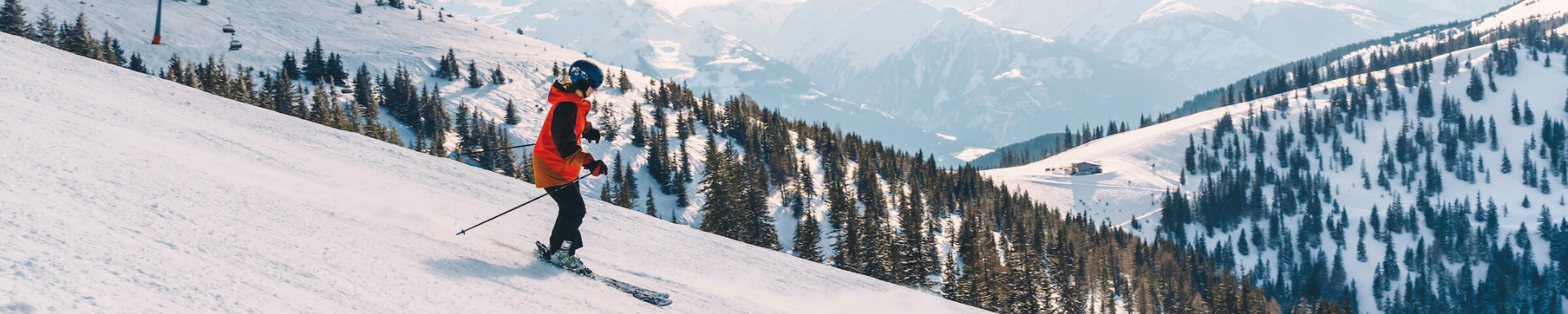 Un skieur dévalant les pistes de ski